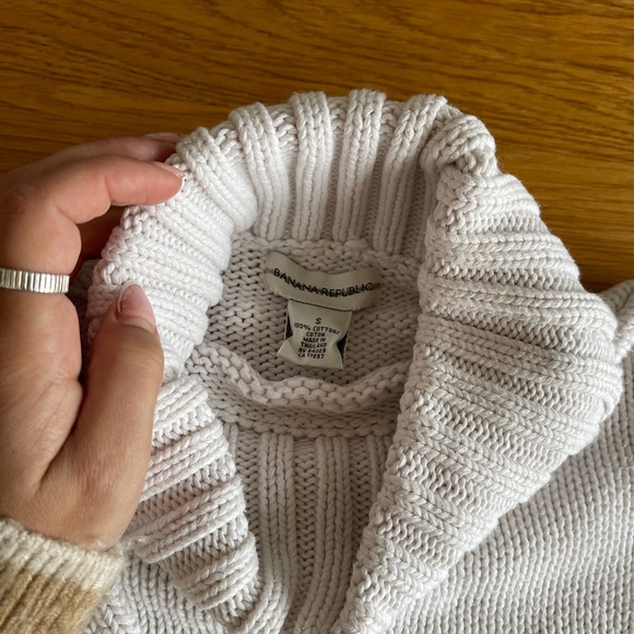 Banana Republic Cream Turtleneck Sweater - Picture 2 of 4